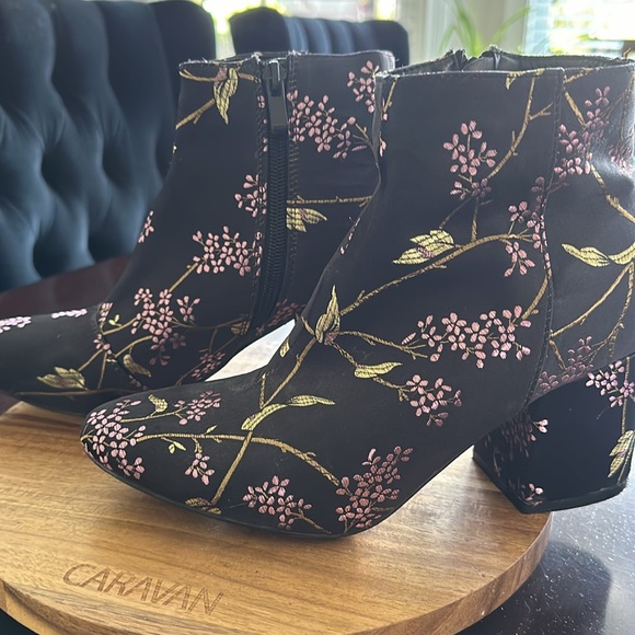 Cute flower patterned boots - Picture 3 of 8